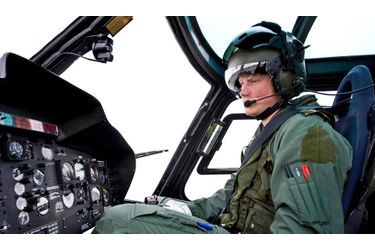 <br />
Le prince Harry a enfin obtenu son diplôme de pilote de la Royal Air Force. Sa formation l'autorise à piloter des hélicoptères Lynx ou Apache.