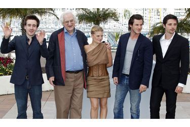 <br />
Bertrand Tavernier entouré de ses acteurs.