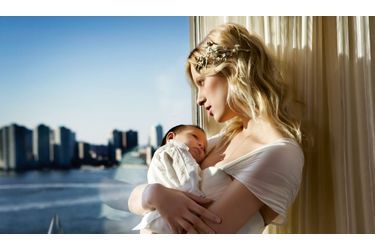 <br />
Le soleil de New York caresse le visage de bébé Tobin et de sa maman Karolina. Robe Marchesa, bijou de cheveu Chanel. 