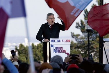 Jean-Luc Mélenchon lors du meeting pour la paix sur l&#039;esplanade du Gros Caillou, à la Croix-Rousse à Lyon, le 6 mars 2022.
