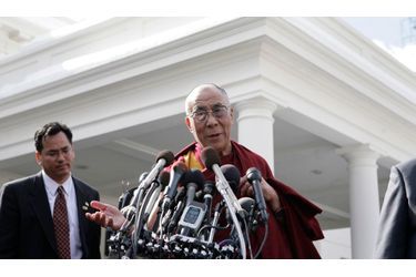 <br />
Le dalaï-lama a fait une brève apparition devant les médias après sa visite à la Maison blanche, mais sans Barack Obama, qui tentait ainsi d'arrondir les angles. 