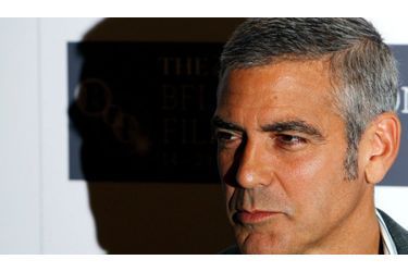 <br />
George Clooney doit déménager : la pression de trop de paparazzi l&#039;oblige à mettre en vente sa maison du lac Como.