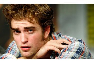 Robert Pattinson apprend à se sociabiliser