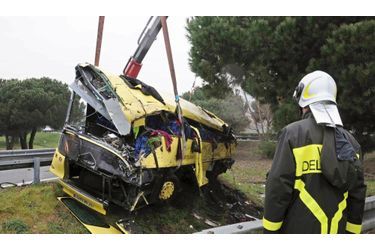 <br />
Le car des écoliers français après l&#039;accident.