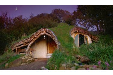 <br />
Façon Hobbit. En quatre mois et pour seulement 3 500 euros, Simon Dale, un Anglais; s&#039;est bâti son sweet home organique. 
