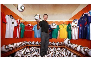 <br />
Herbert Hainer, au siège d’Adidas en ­Bavière, dans les vestiaires du stade privé, avec le tout nouveau ballon officiel de la prochaine Coupe du monde.