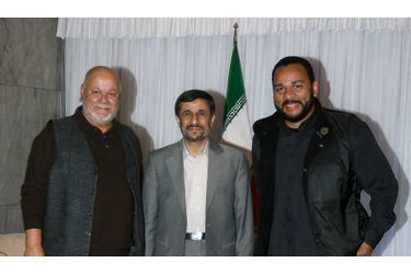 <br />
A Téhéran, samedi  21 novembre, Yahia Gouasmi, le ­président du Parti ­antisioniste, et ­Dieudonné encadrent le président iranien Ahmadinejad, ­nouvelle idole de l’humoriste français...