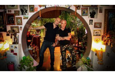 <br />
Gilles et Pierre, chez eux, dans leur salon. Un véritable musée pop où Goldorak côtoie Bob l’Eponge et des divinités orientales.
