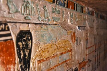Cinq pierres tombales ont été découvertes par des archéologues égyptiens au nord-est de la pyramide du roi Merenré Ier qui régna sur l'Egypte aux environs de 2.270 avant J-C.
