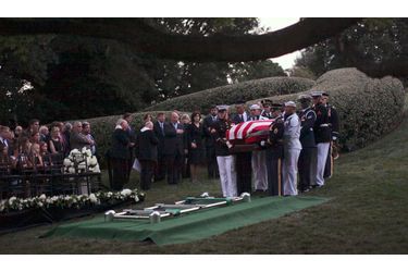 <br />
Le sénateur Edward Kennedy a été inhumé samedi 29 août dans le cimetière national d’Arlington, près de Washington, aux côtés de ses frères John et Robert. C’est ici que sont enterrées les figures héroïques de l’histoire américaine.