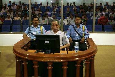 <br />
Duch, directeur de la prison S-21à l'époque des Khmers rouges, lors de son audience préliminaire à Phnom Penh
