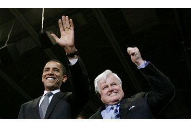 <br />
Ted Kennedy avec Barack Obama (à g.), le 28 janvier 2008, pendant la campagne présidentielle. En apportant son soutien au candidat démocrate à la Maison Blanche, il en fait le président.