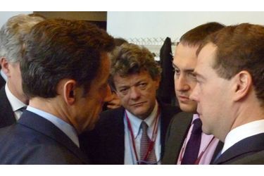 <br />
Ce n'est pas un photographe professionnel mais un conseiller de Nicolas Sarkozy qui a pris cette photo du chef de l'Etat avec Jean-Louis Borloo et le Russe Dmitri Medvedev (de g. à dr.) avant de l'envoyer sur internet.