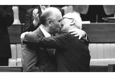 <br />
Gorbatchev-Honecker : le baiser de la mort.