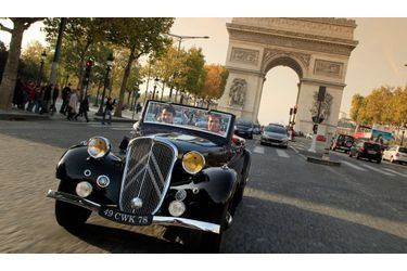 <br />
A l’initiative de Paris Match, l’invincible pilote de la C4 WRC (ci-dessus) a descendu les Champs-Elysées au volant d’une splendide Traction cabriolet en compagnie de son fidèle copilote, Daniel Elena...