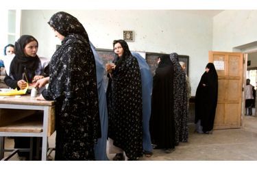 Un électeur mutilé par les taliban