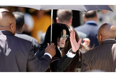 <br />
Juin 2005. Michael Jackson salue ses fans alors qu&#039;il vient de quitter l&#039;audience du tribunal