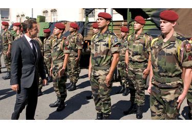 <br />
Nicolas Sarkozy à la rencontre des soldats du 8e RPIMa à Castres, le 26 août 2008, huit jours après l&#039;embuscade qui avait coûté la vie à dix des leurs.