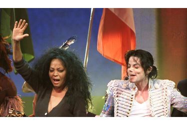 <br />
Michael Jackson avec son amie Diana Ross en 2002, au mythique Apollo Theater de Harlem à New York.