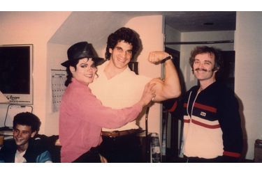 <br />
Le King et son coach. Rencontre, en 1989 à Hollywood, à l’initiative du Dr Steven Hoefflin (à dr.). Michael était venu accompagné de trois enfants (à g., l’un d’entre eux). Le chanteur était fasciné par les muscles de Lou Ferrigno, haltérophile, élu  deux fois « Monsieur Univers ».