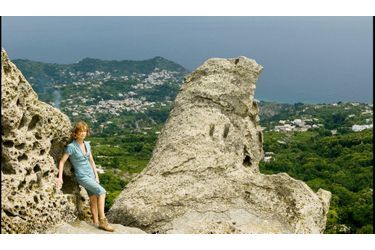 <br />
Isabelle Huppert, entre deux prises sur les falaises qui cisèlent l’île d’Ischia. 