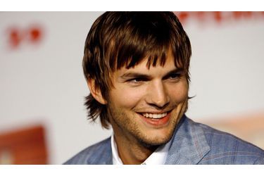 <br />
Ashton Kutcher peut avoir le sourire: il a une femme superbe et 1 million de fans.