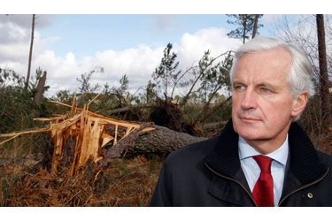 <br />
Michel Barnier en visite des Landes après la tempête de janvier qui avait ravgé le Sud-Ouest. La tête de liste UMP dans la région Ile-de-France gagne 5 points dans notre baromètre des personnalités de ce mois-ci.