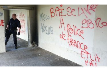 <br />
La menace. Jeudi dernier, dans une coursive au pied de la tour Balzac de la cité des 4000, à La Courneuve. Ce tag, à la gauche du policier, est présent depuis plus de trois mois : « Les Flash-Ball, c’est rien. Bientôt, c’est à l’explosif ! Et à la kalache. »