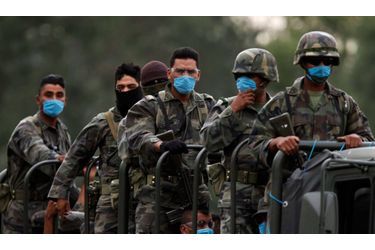 <br />
Au Mexique, des soldats équipés de masques médicaux ont été déployés.