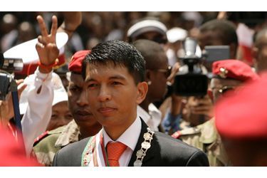 <br />
Andry Rajoelina, le nouveau chef d’Etat de Madagascar. Tant Pierre Sellier que Sophie Deniau sont en relations avec l’entourage de l’homme fort de Tananarive.