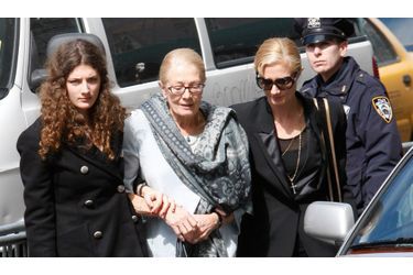 <br />
Vanessa Redgrave, la mère de Natasha Richardson (au centre), avec sa fille Joely Richardson (à dr.) et Daisy Bevan, la fille de Joely (à g.), le 20 mars 2009 lors de leur arrivée à la veillée mortuaire à l’American Irish Historical Society on 5th Avenue in New York.