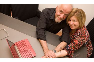 <br />
 Dans la peau. A l’époque de leur mariage, Paulo Coelho et Christina Oiticica ont préféré à l’échange d’anneaux le tatouage d’un papillon sur leur avant-bras gauche – symbole de liberté et d’ancrage. Ici, dans le bureau de leur appartement de Genève.