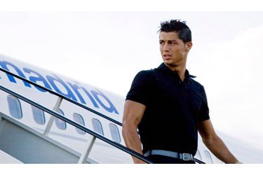 <br />
Cristiano Ronaldo : 1,84 m, 75 kg, 2 millions d’euros par mois.