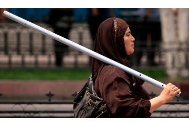 <br />
Une femme ouïghour armée d'un bâton