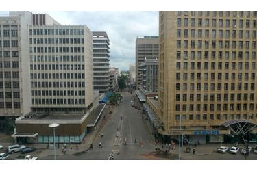 <br />
 Harare. Dans la triste capitale, qui n’a guère changé depuis l’indépendance,  en 1980, peu d’embouteillages car les voitures sont trop chères à entretenir.