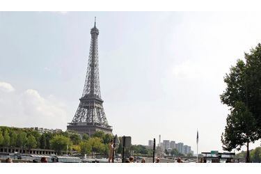 Une femme saute du haut de la tour Eiffel