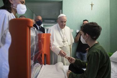 Le pape François a rendu visite à des enfants ukrainiens, soignés au Vatican, le 19 mars 2022. 