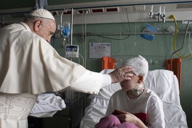 Le pape François a rendu visite à des enfants ukrainiens, soignés au Vatican, le 19 mars 2022. 