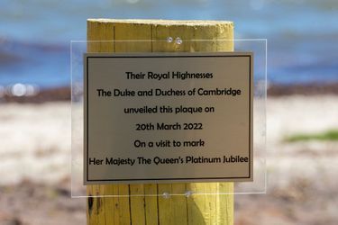 Panneau souvenir de la visite du duc et de la duchesse de Cambridge à Hopkins au Belize, le 20 mars 2022