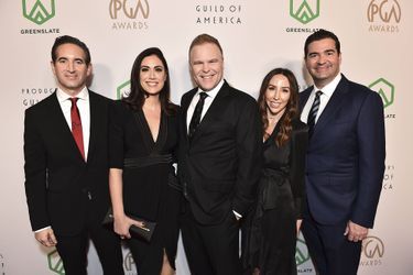 Hayden Schlossberg, Debbie Heald, Josh Heald, Randy Hurwitz et Jon Hurwitz lors de la cérémonie annuelle des «Producers Guild Awards», à Los Angeles, le 19 mars 2022.