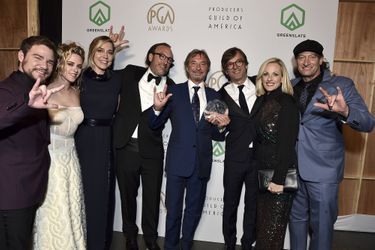 L'équipe du film «Coda» avec leur trophée lors de la cérémonie annuelle des «Producers Guild Awards», à Los Angeles, le 19 mars 2022.