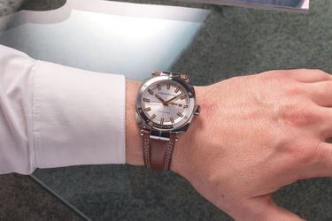 Un esprit 70s souffle sur cette montre Newport en acier au boîtier coussin de Michel Herbelin. Étanche à 100 mètres, elle est équipée d’un mouvement Sellita qui affiche la date à 3H. Son bracelet est en cuir marron. 1 150 euros.