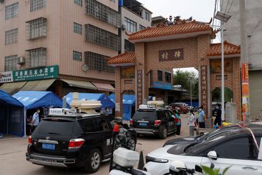 Des véhicules avec équipement radio entrent dans le village de Lu près du site où un Boeing 737-800 de China Eastern Airlines volant de Kunming à Guangzhou s'est écrasé, à Wuzhou.