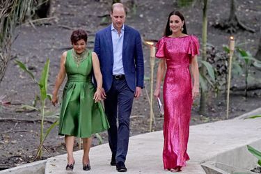 Kate Middleton et le prince William avec la gouverneure générale du Belize Froya Tzalam sur le site des ruines mayas de Cahal Pech, le 21 mars 2022