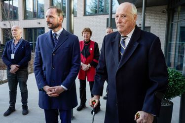 Le roi Harald V de Norvège avec son fils le prince héritier Haakon lors de leur visite d’un centre de réfugiés ukrainiens à Oslo, le 18 mars 2022 