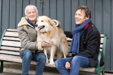 Dave et son mari Patrick avec Clara, la chienne que le couple a adoptée en 2017. 