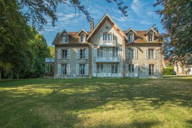 Dans le cadre des collines vallonnées du Perche, The Good House se situe à Ceton, dans l’Orne (61), sur le Domaine du Grand Mont Gâteau qui s’étend sur près de 40 hectares de forêts, prairies, potager et étangs.