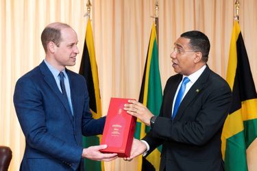 Le prince William avec le Premier ministre jamaïcain Andrew Holness à Kingston, le 23 mars 2022