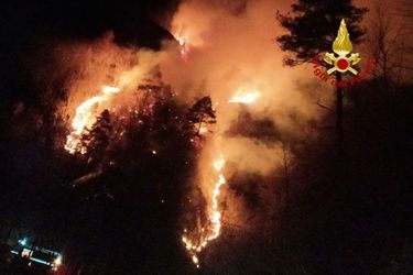 Un violent feu de forêt s’est déclenché mercredi soir vers dans la région de la Vénétie, en Italie.