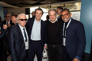 Jacques Vendroux, manager général du VCF, François Baroin, Raphaël Mezrahi et Sonny Anderson.
